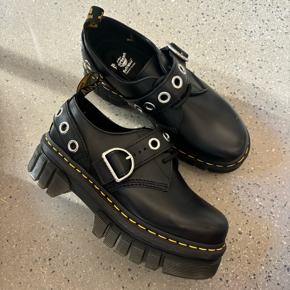 AUDRICK HARDWARE LEATHER PLATFORM SHOES Size 8